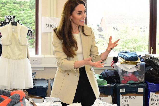 Prinzessin Kate bei Gesprächen mit den freiwilligen Helferinnen von The Baby Bank.