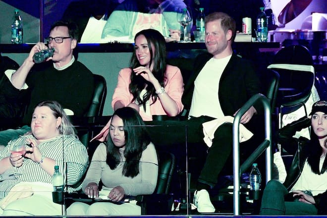 Harry und Meghan am Montagabend beim Spiel der L.A. Lakers. Der Prinz fliegt in der kommenden Woche allein zur Krönung seines Vaters, König Charles III.