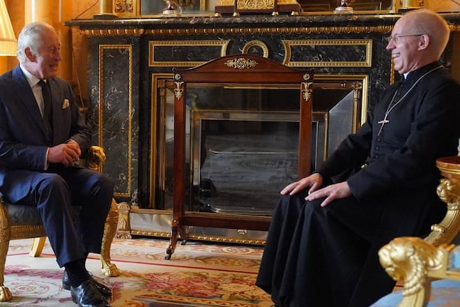 König Charles III. und Justin Welby bei einem Gespräch im Buckingham Palast.