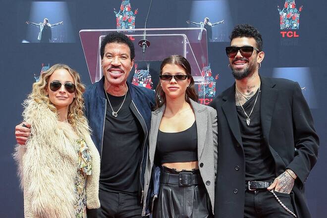 Lionel Ritchie mit seinen drei Kindern Nicole (li.), Sofia und Miles, der überraschend bei der Hochzeit seiner Schwester fehlte.