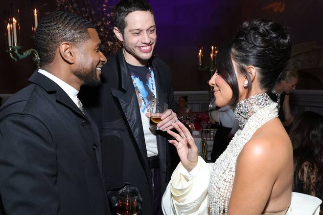 Usher (l.), Pete Davidson und Kim Kardashian im Gespräch auf der Met Gala 2023.