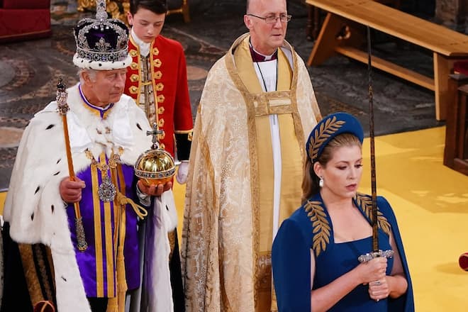 Penny Mordaunt (vorne) während der Krönungszeremonie.