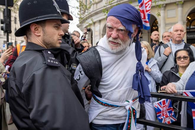Am Krönungstag griff die Polizei in London hart durch. Unter anderem wurden Klimademonstranten abgeführt.