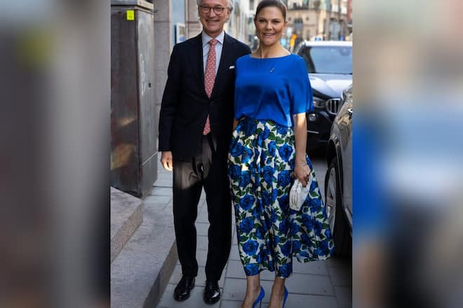 Victoria von Schweden posiert vor dem Konzert am 9. Mai 2023 mit Stefan Forsberg, dem künstlerischen Leiter der Stockholmer Konzerthauses.