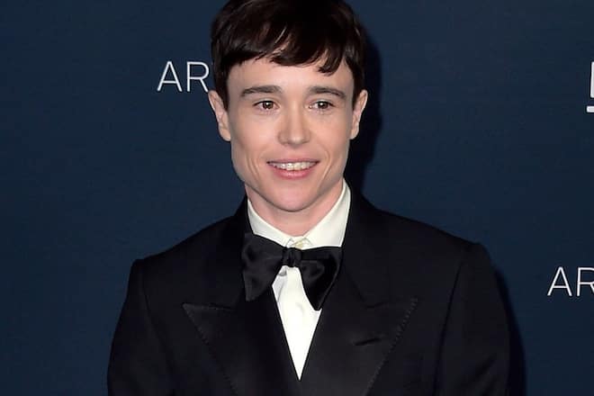 Elliot Page zeigt voller Stolz seinen unverhüllten Oberkörper.