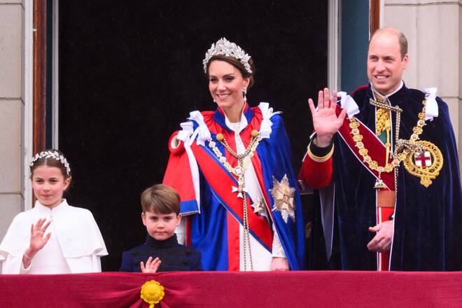 Prinzessin Charlotte, Prinz Louis, Prinzessin Kate und Prinz William (v.l.) auf dem Balkon des Buckingham-Palastes.