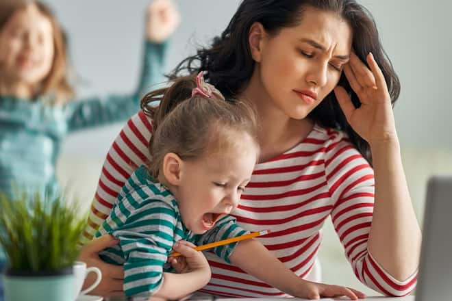 Der Spagat zwischen Karriere und Kinder belastet viele Mütter.