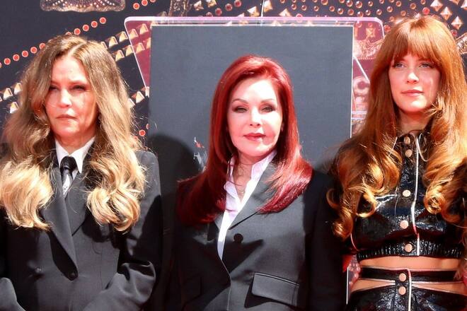 Streit um das Erbe von Lisa-Marie Presley (l:): Priscilla Presley (M.) und Riley Keough.