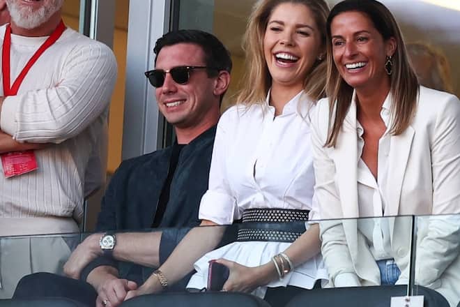 Victoria Swarovski und Mark Mateschitz Händchen haltend bei einem Fussballspiel in Salzburg.