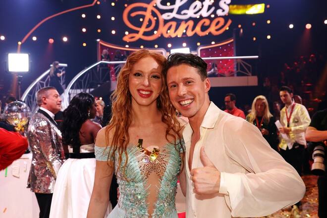 Anna Ermakova und ihr Tanzpartner Valentin Lusin haben sich den «Let's Dance»-Pokal 2023 geholt.