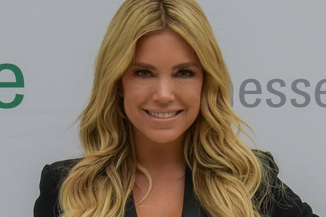 Mit blonder Wellenmähne kennt man Moderatorin Sylvie Meis. Für ein Fotoshooting liess sie sich jetzt umstylen.