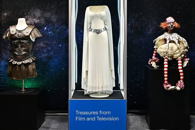 Kommen Ende Juni unter den Hammer: Russell Crowes Rüstung aus «Gladiator» (l.), Carrie Fishers «Star Wars»-Kleid (M.) und der böse Clown aus «Poltergeist».