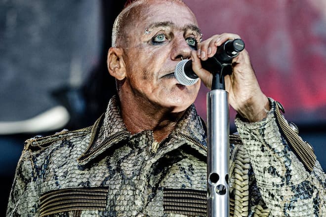 Till Lindemann stürzte beim Auftakt von Rammsteins Europa-Tournee.