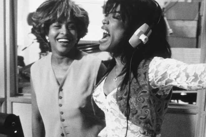 Tina Turner und Angela Bassett im Studio.