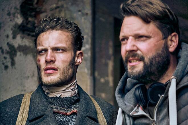 Regisseur Peter Thorwarth (r.) neben Hauptdarsteller Robert Maaser am Set von «Blood & Gold».