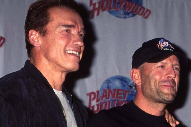 Arnold Schwarzenegger (li.) hat mit Bruce Willis zusammengearbeitet.
