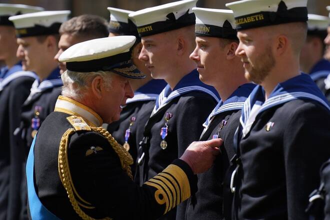 König Charles III. ehrt Matrosen der Royal Navy für ihren Einsatz.