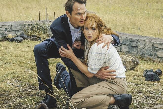 «Tatort: Hochamt für Toni»: Felix Voss (Fabian Hinrichs) und Eva Hentschel (Sina Martens) gehen in Deckung.