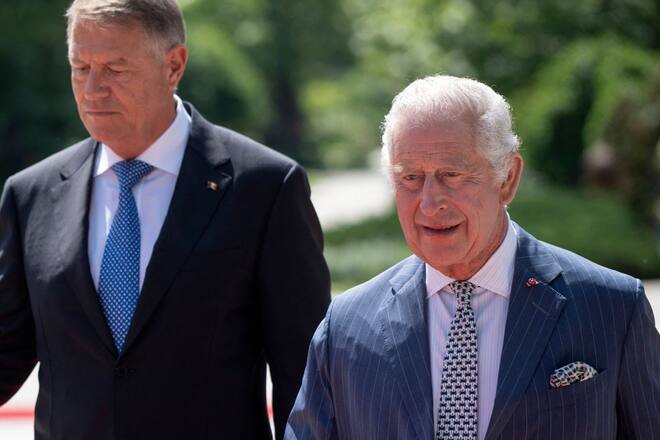 Der rumänische Präsident Klaus Johannis empfing Charles in Bukarest.