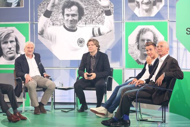 «das aktuelle Sportstudio» (v.r.): Franz Beckerbauer, Mario Götze, Michael Steinbrecher, Rudi Völler und Günter Netzer - auf dem Screen dahinter: Franz Beckenbauer, Rudi Völler, Günter Netzer.