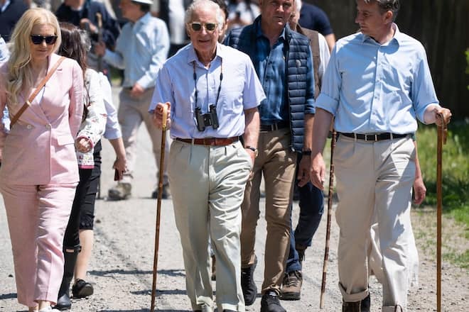 König Charles (Mitte) hat sich gerade einen Wanderurlaub in Rumänien gegönnt.