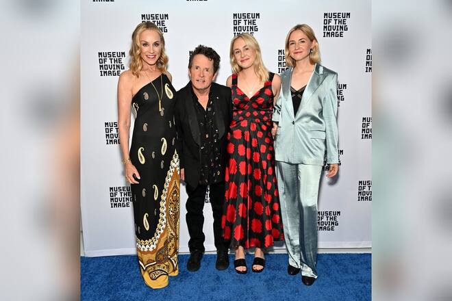 Schauspieler Michael J. Fox mit Ehefrau Tracy (li.) und den Zwillingstöchtern Aquinnah und Schuyler bei der Preisverleihung in New York.