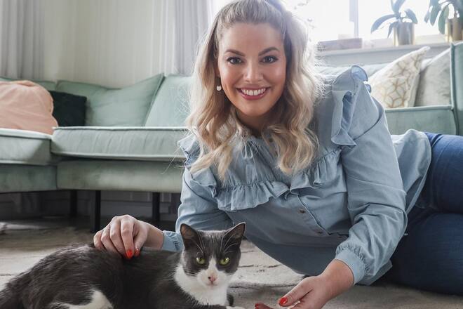 Angelina Kirsch mit ihrem neuesten Familienmitglied, dem Kater Balu.