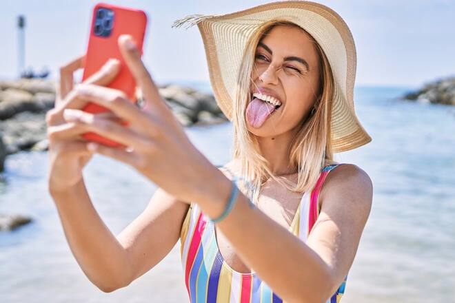 Viele Menschen würden lieber ohne Freunde als ohne Smartphone in den Urlaub fahren.