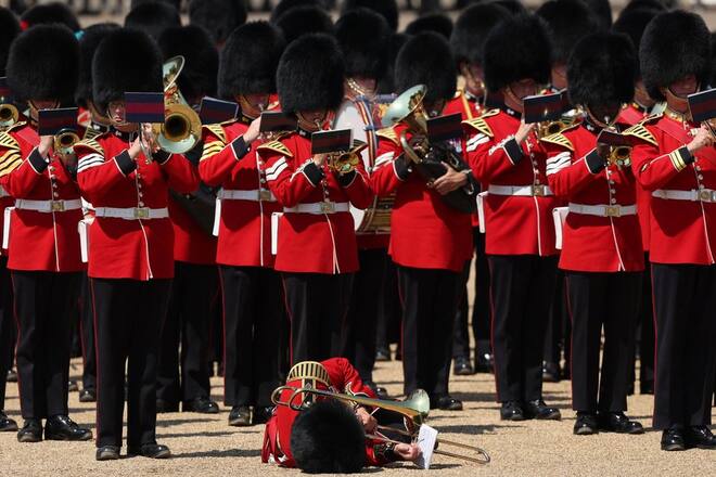 Der in Ohnmacht gefallene Soldat bei den Proben für König Charles' Geburtstagsfeier in London. Als er wieder zu sich kam, spielte er sofort weiter auf seiner Posaune.
