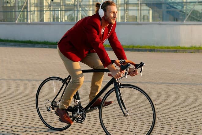 Mit dem Kopfhörer auf dem Rad unterwegs zu sein, ist nicht grundsätzlich verboten.