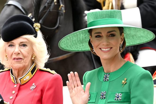 Prinzessin Kate (r.) neben Königin Camilla in der Kutsche.