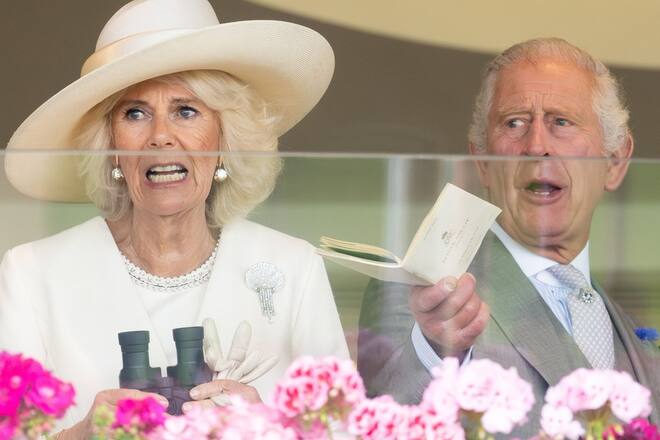 Königin Camilla und König Charles III. mit gespannten Gesichtern auf der Tribüne beim traditionellen Pferderennen Royal Ascot.