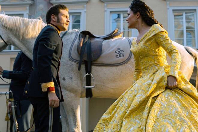 Bald wieder auf dem TV-Bildschirm zu sehen: Kaiser Franz Joseph (Jannik Schümann) und Sisi (Dominique Devenport).