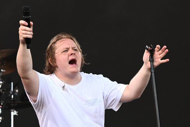 Lewis Capaldi bei seinem Auftritt am 24. Juni auf dem Glastonbury-Festival: Als seine Stimme versagte, übernahm kurzerhand das Publikum.