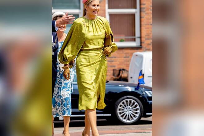 Königin Màxima der Niederlande fühlt sich auch in der Hingucker-Farbe Giftgrün sichtlich wohl.