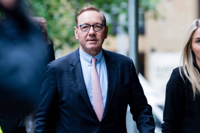 Kevin Spacey betritt mit seinen Anwälten das Gericht in London.