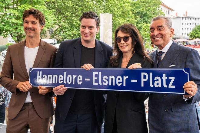 Florian David Fitz, Elsners Sohn Dominik, Iris Berben und Michel Friedman bei der Einweihung des Hannelore-Elsner-Platz.