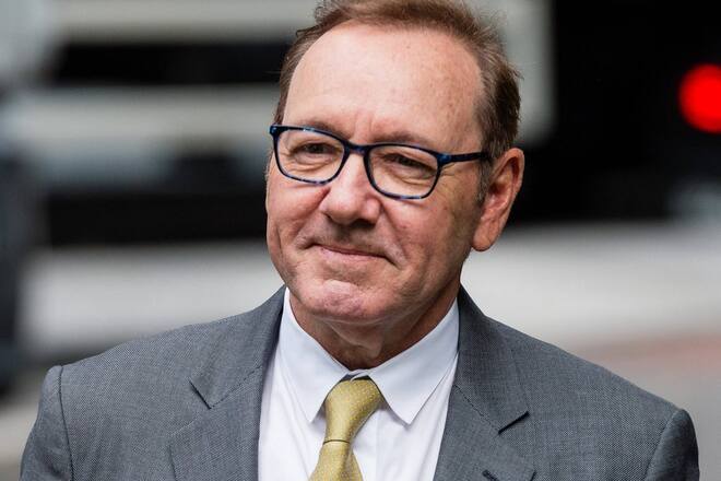 Kevin Spacey kam am heutigen Freitag lächelnd am Londoner Gerichtssaal an.