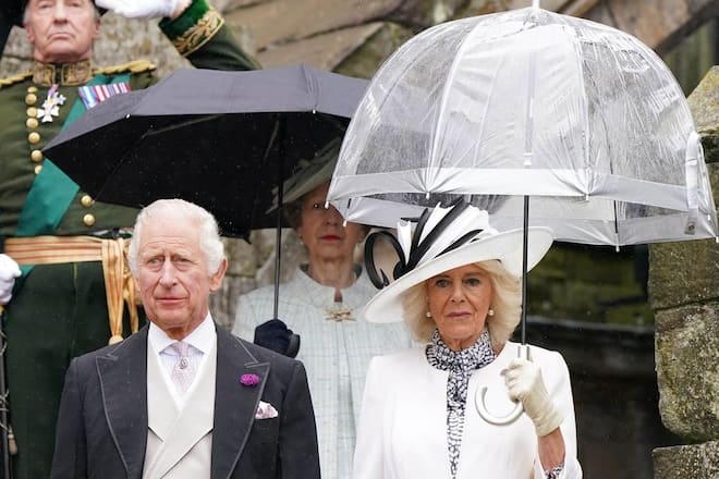 König Charles III. und Königin Camilla während ihrer regnerischen Gartenparty in Edinburgh.