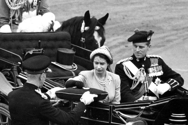 Queen Elizabeth II. und ihr Gatte Prinz Philip im Juni 1953 im Rahmen der Krönungsfeierlichkeiten im schottischen Edinburgh.