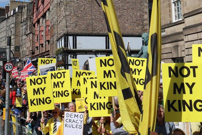 In Edinburgh haben sich im Rahmen eines Gottesdienstes, bei dem König Charles III. erneut gekrönt wurde, auch zahlreiche Monarchiegegner eingefunden.