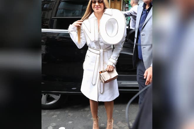 Shakira in einem Statement-Trenchcoat auf der Pariser Fashion Week.