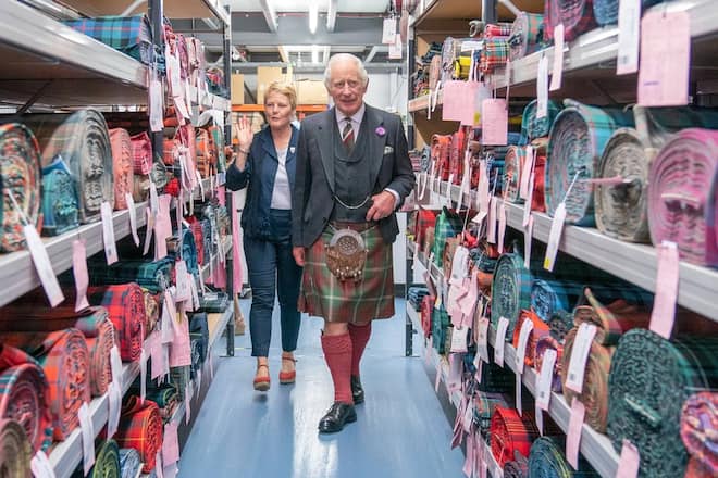 König Charles III. lässt sich interessiert alles zeigen.