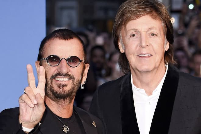 Ringo Starr - mit Peace-Pose - und Paul McCartney.