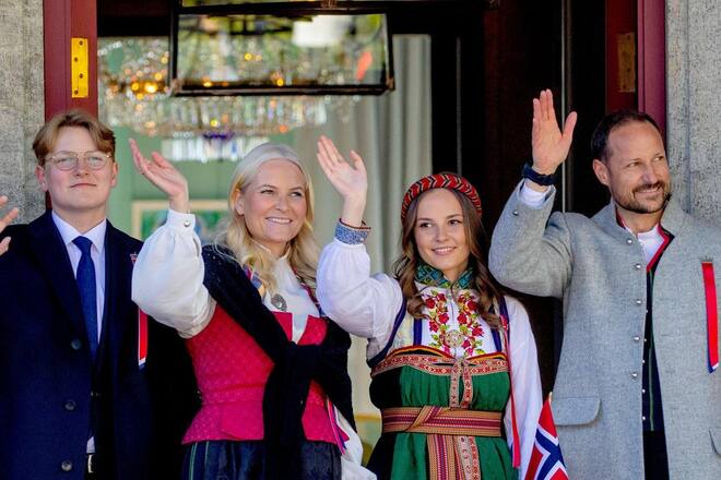 Die norwegische Kronprinzen-Familie wünscht über Instagram einen schönen Sommer.