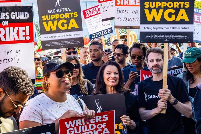 Die Gewerkschaftsvorsitzende Fran Drescher (Mitte) bei einer Demo.