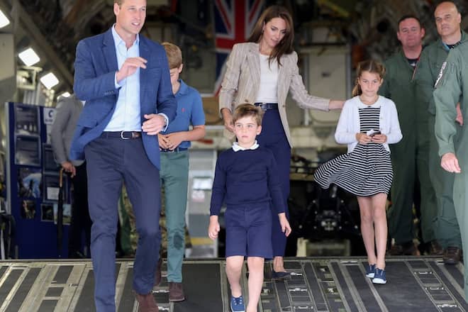 In Begleitung von Mitglieder der Royal Air Force besichtigte die britische Thronfolgerfamilie das Flugzeug, das den Sarg der Queen von Edinburgh nach London brachte.