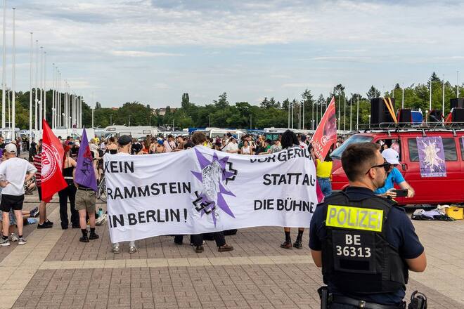 Etwa 300 Demonstranten protestierten am Samstagabend vor dem Olympiastadion. Die Polizei hatte extra 200 Kräfte abgestellt, um ein Aufeinandertreffen mit den Fans zu verhindern.