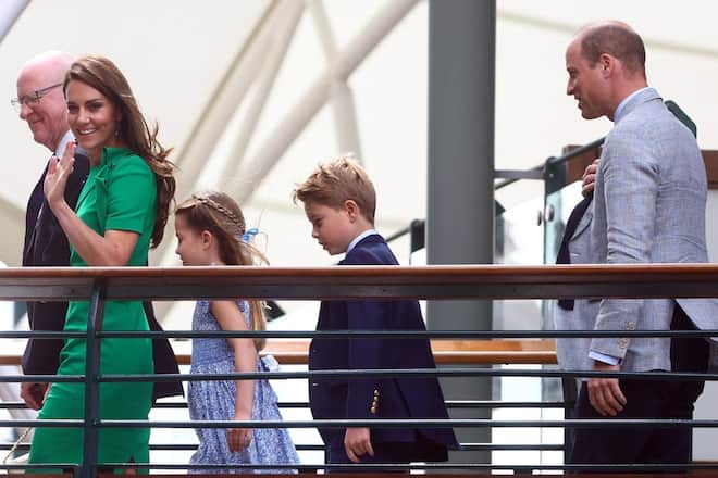 Prinz William und Prinzessin Kate erreichen mit ihren Kindern Prinzessin Charlotte und Prinz George das Wimbledon-Gelände.
