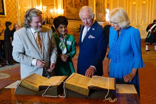 Charles und Camilla bestaunten eine Kopie von Shakespeares erster Gesamtausgabe, die sieben Jahre nach dem Tod des Dramatikers erschien.